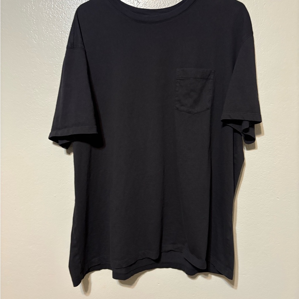 2 Men’s Roundtree & Yorke Short Sleeve soft Tees. 1 black and 1 yellow. Size XL